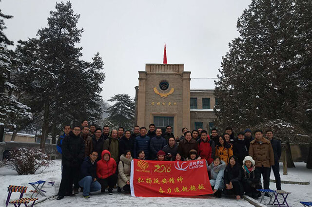 1515765203535315.jpg 延安中央大会堂合影(微文).jpg