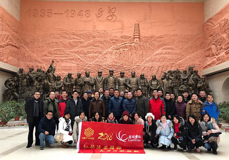 1515765329135154.jpg 革命留想馆合影(文中).jpg
